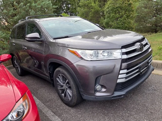 Used 2019 Gray Toyota XLE image 4