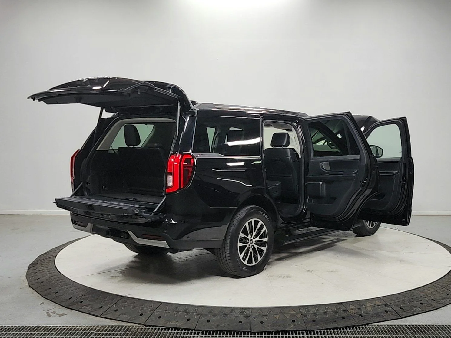 Used 2025 Agate Black Metallic Ford Platinum image 15