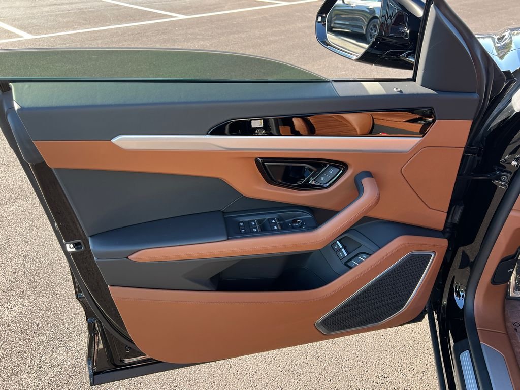 Used 2025 Black Lamborghini SE image 12