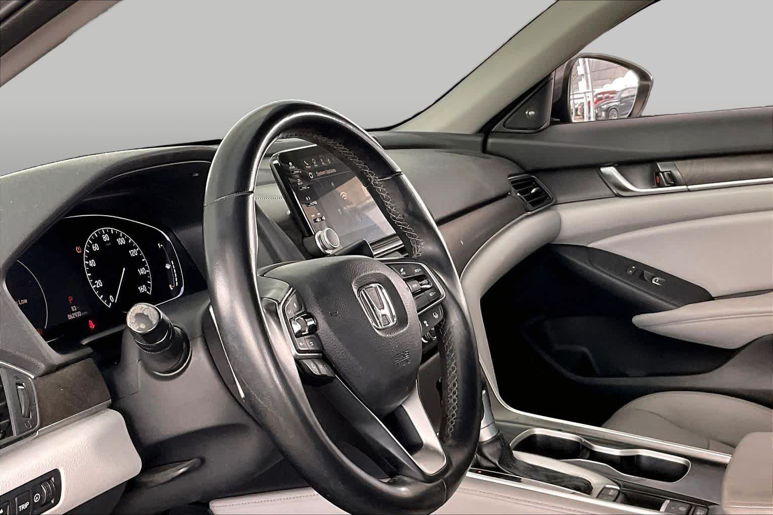 Used 2018 Modern Steel Metallic Honda Touring 1.5T image 17