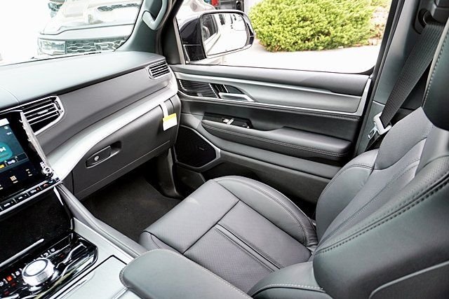 New 2026 Bright White Clear-Coat Exterior Paint Jeep Limited Reserve image 29