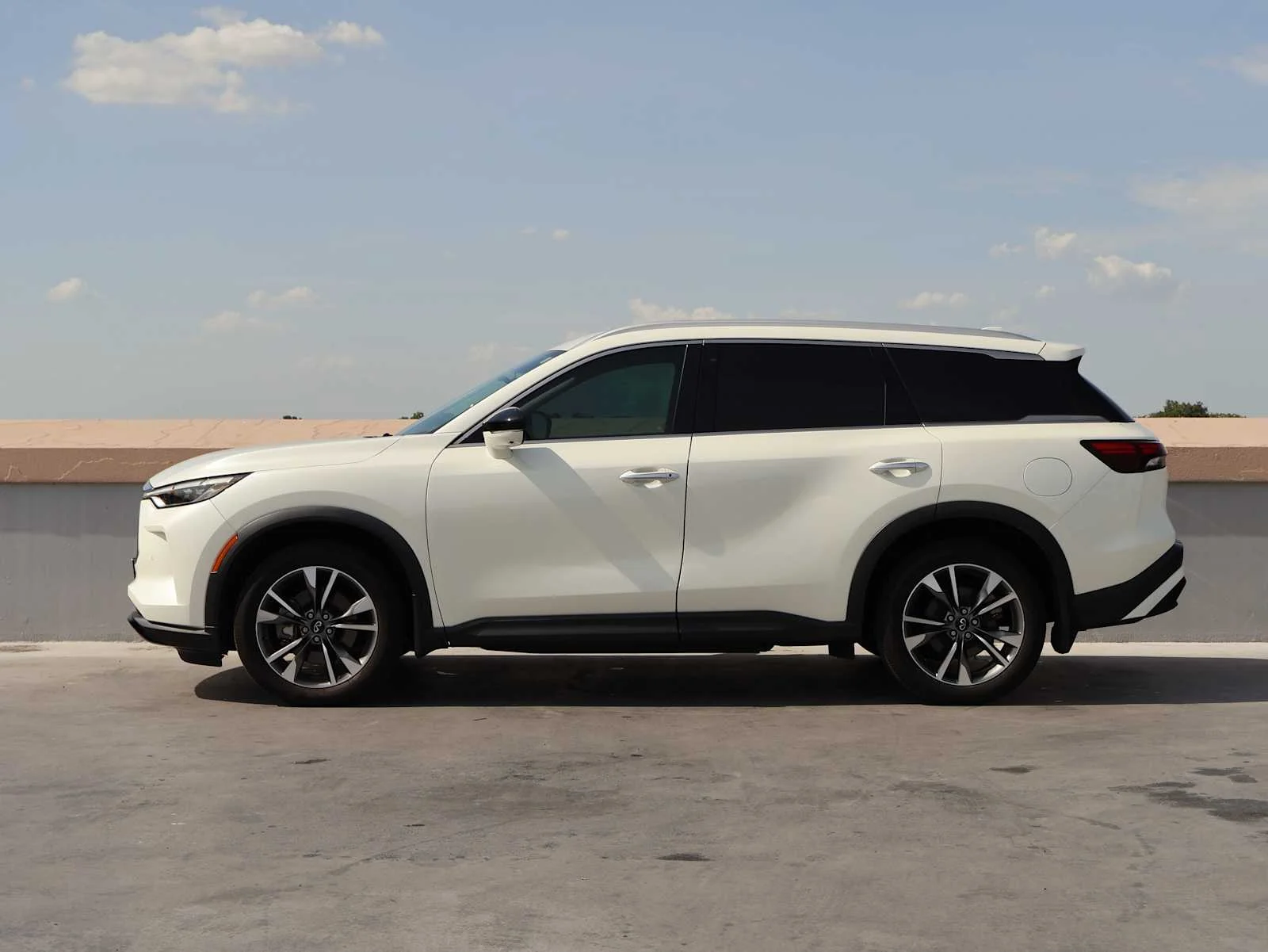 Certified Used 2023 Majestic White INFINITI LUXE image 5