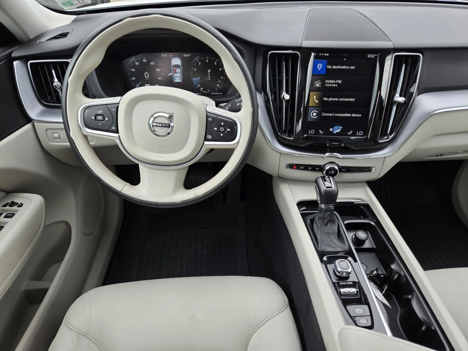 Used 2020 Crystal White Volvo Momentum image 33