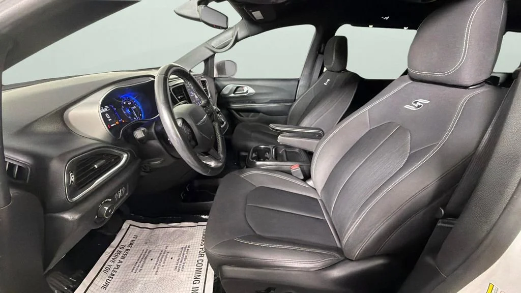 Used 2019 White Chrysler Touring Plus image 17