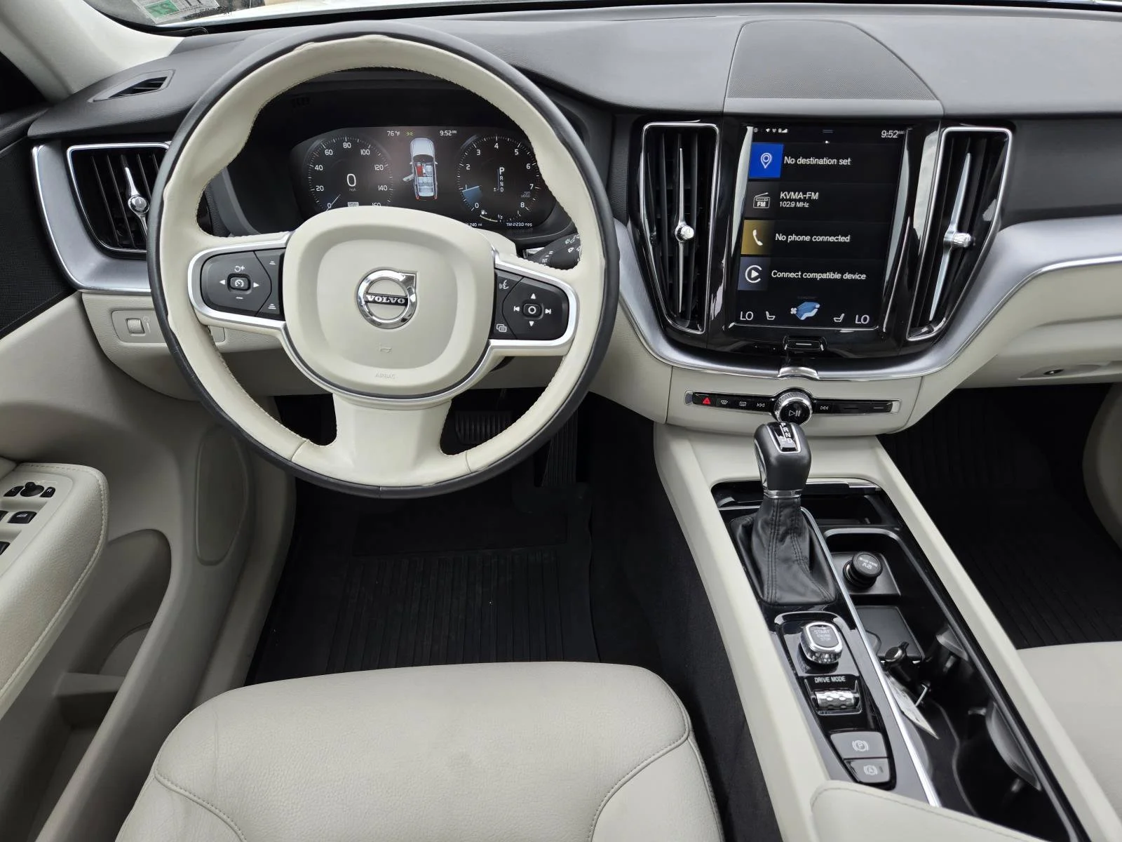 Used 2020 Crystal White Volvo Momentum image 33