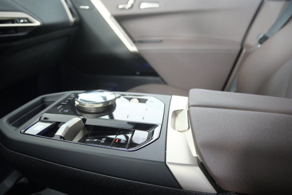 Certified Used 2024 Alpine White BMW xDrive50 image 24