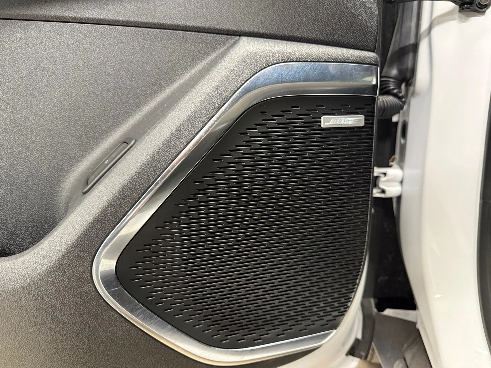 Used 2025 White GMC Elevation image 21