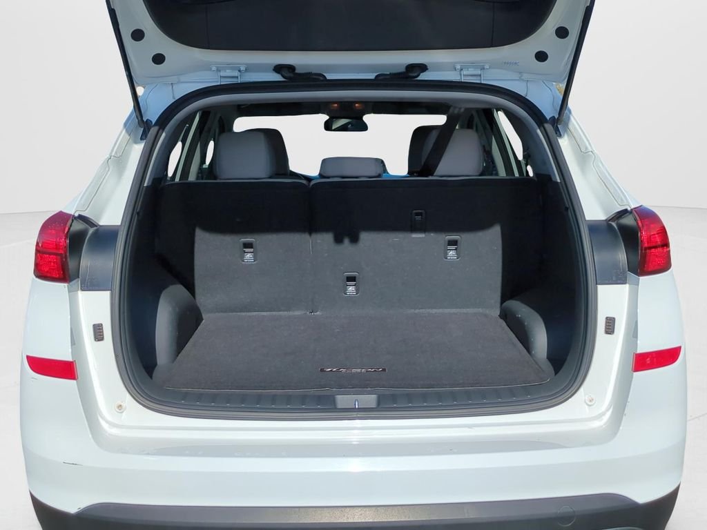 Used 2020 White Hyundai SE image 12