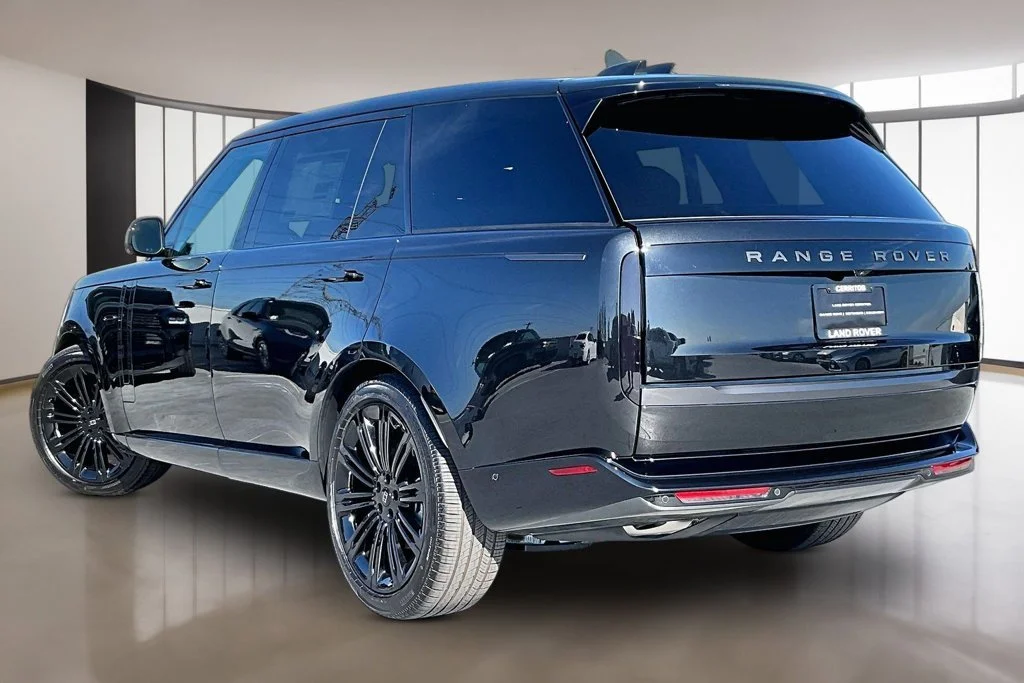 New 2027 Santorini Black LAND ROVER  image 3