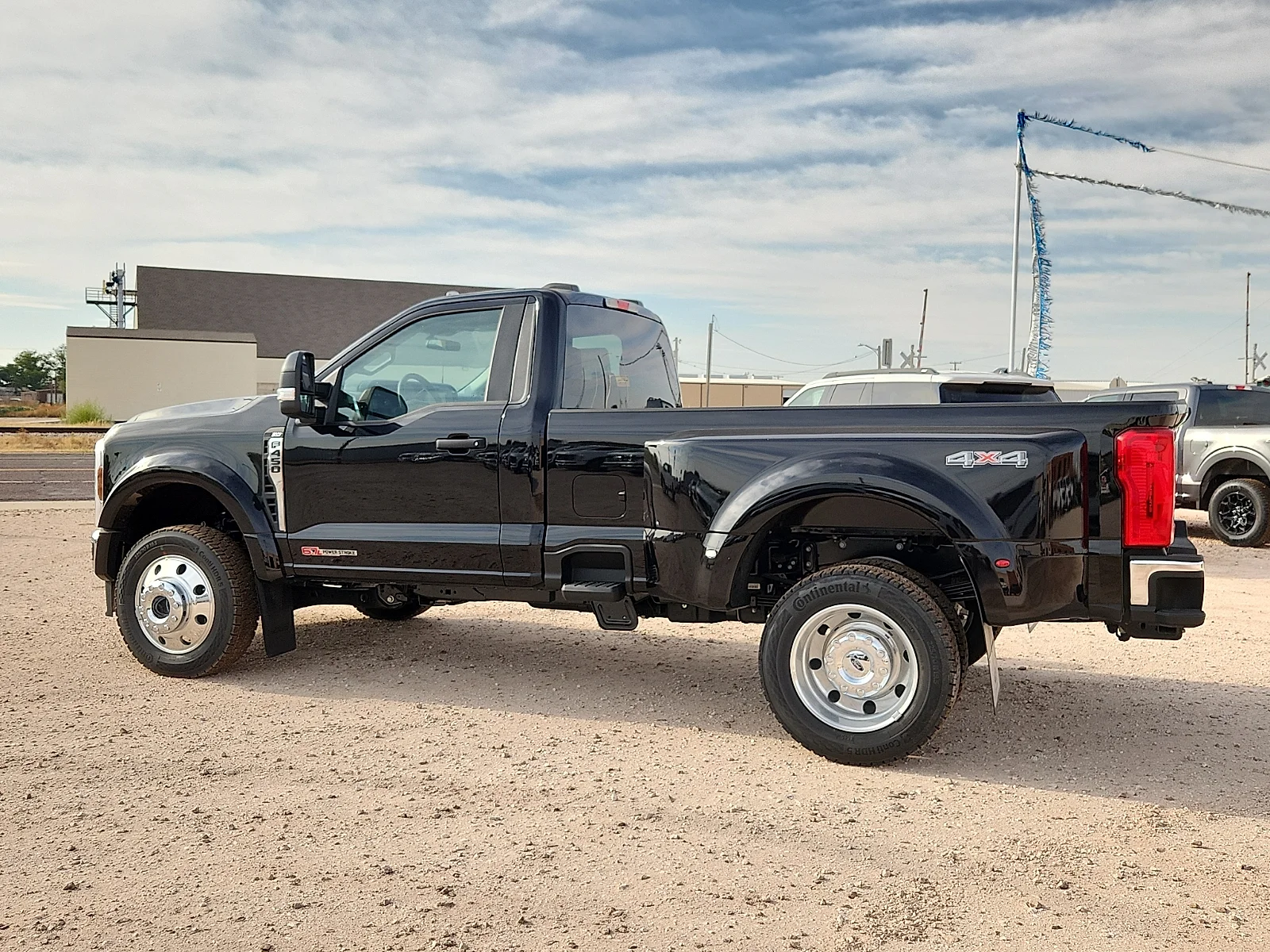 New 2027 Agate Black Metallic Ford XLT image 4