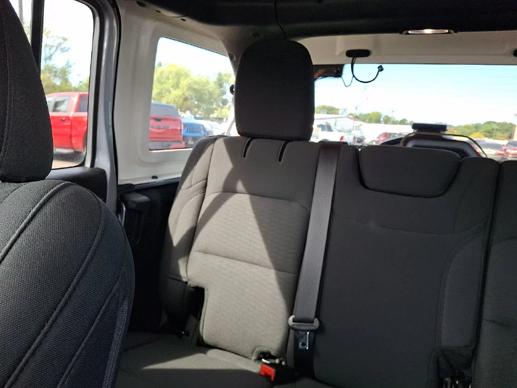 Used 2019 Silver Jeep Unlimited Sport S image 19