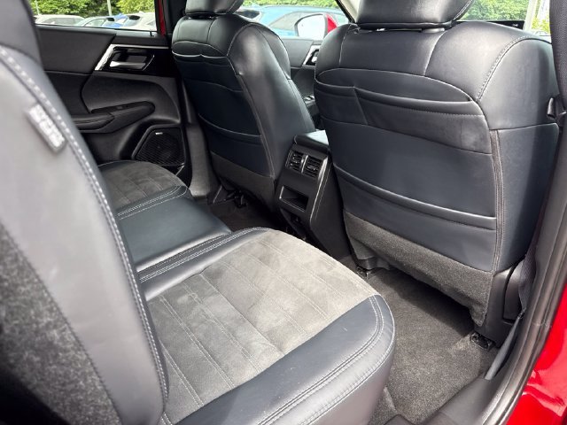 Used 2025  Mitsubishi SE image 23