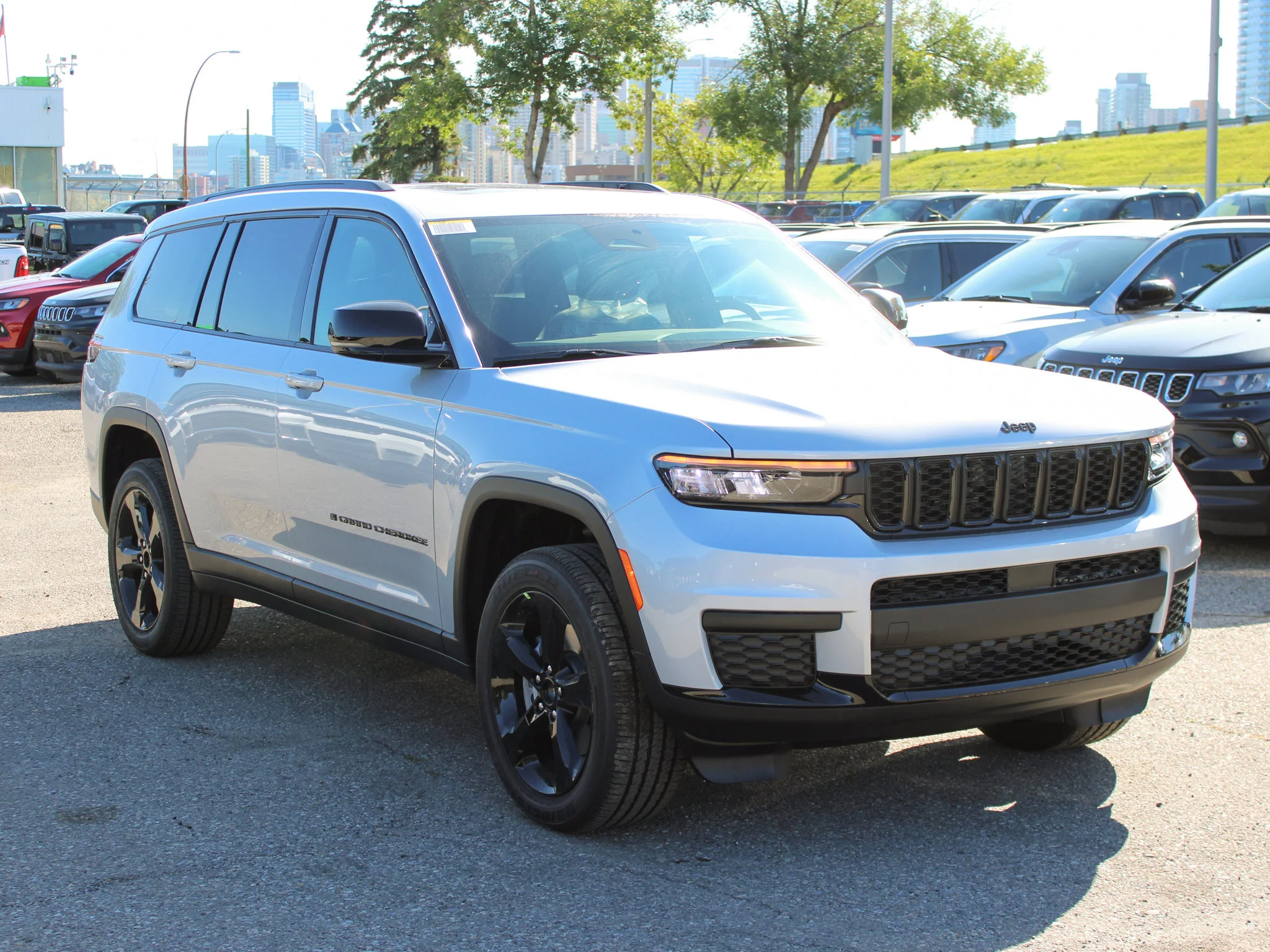 New 2025 Silver Jeep Altitude* 4x4, Sunroof, Trailer Tow Package, Heated Leather image 5