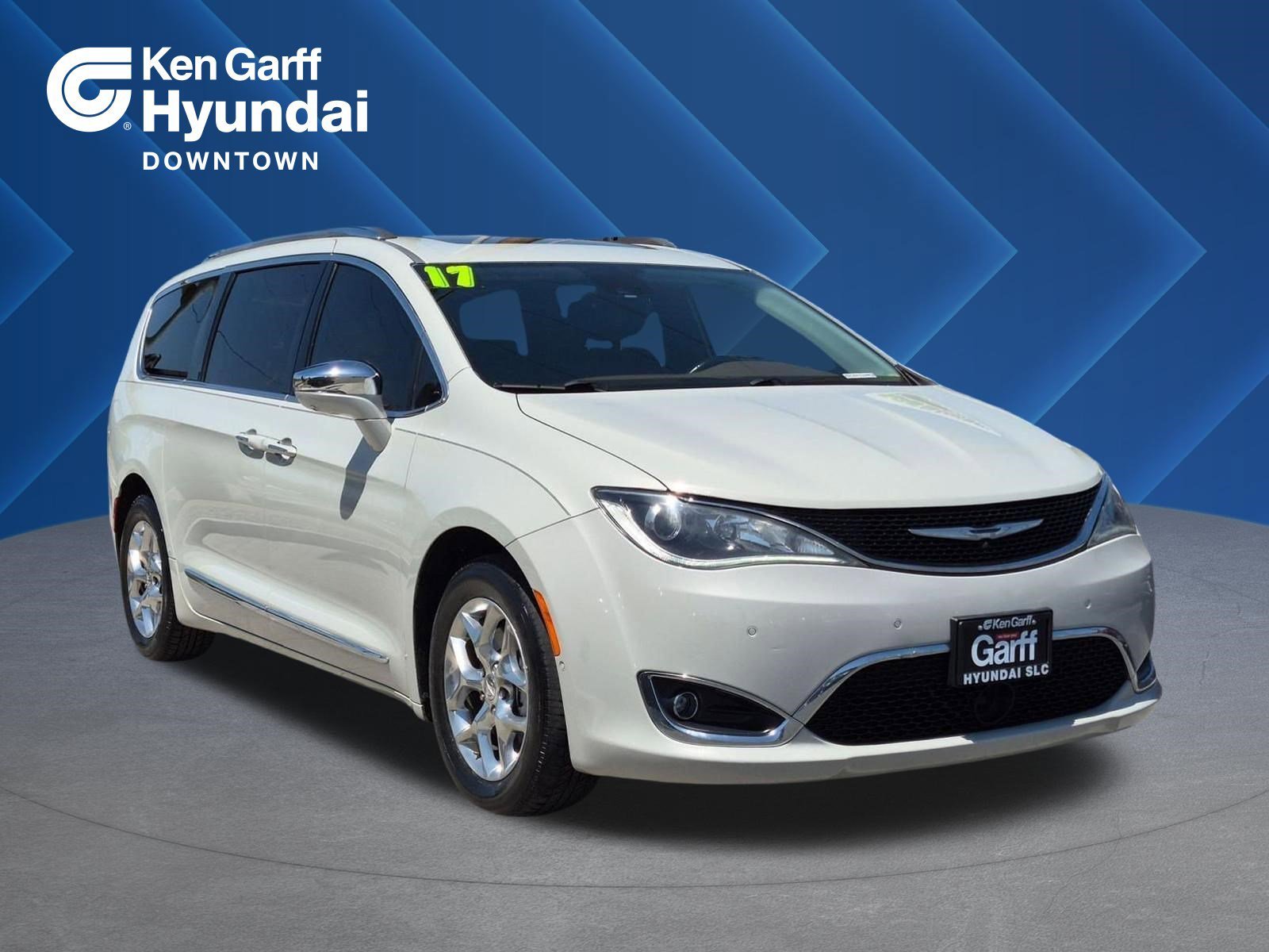 2017 Chrysler Pacifica Limited's photo