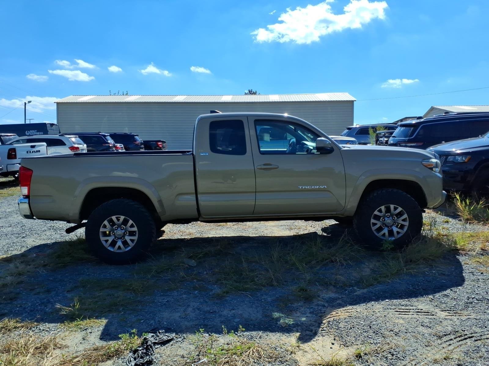 Used 2017  TOYOTA  image 8