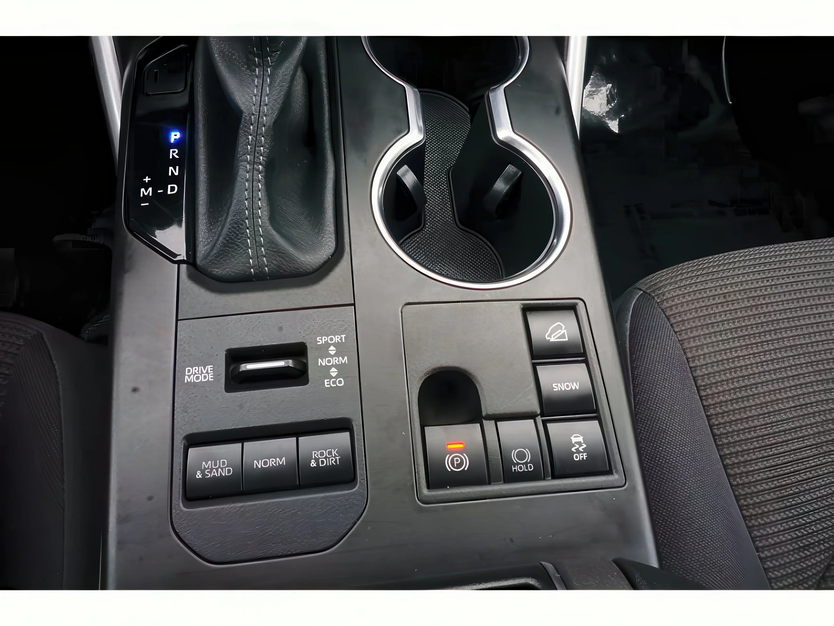 2024 Toyota Highlander LE - Photo 23
