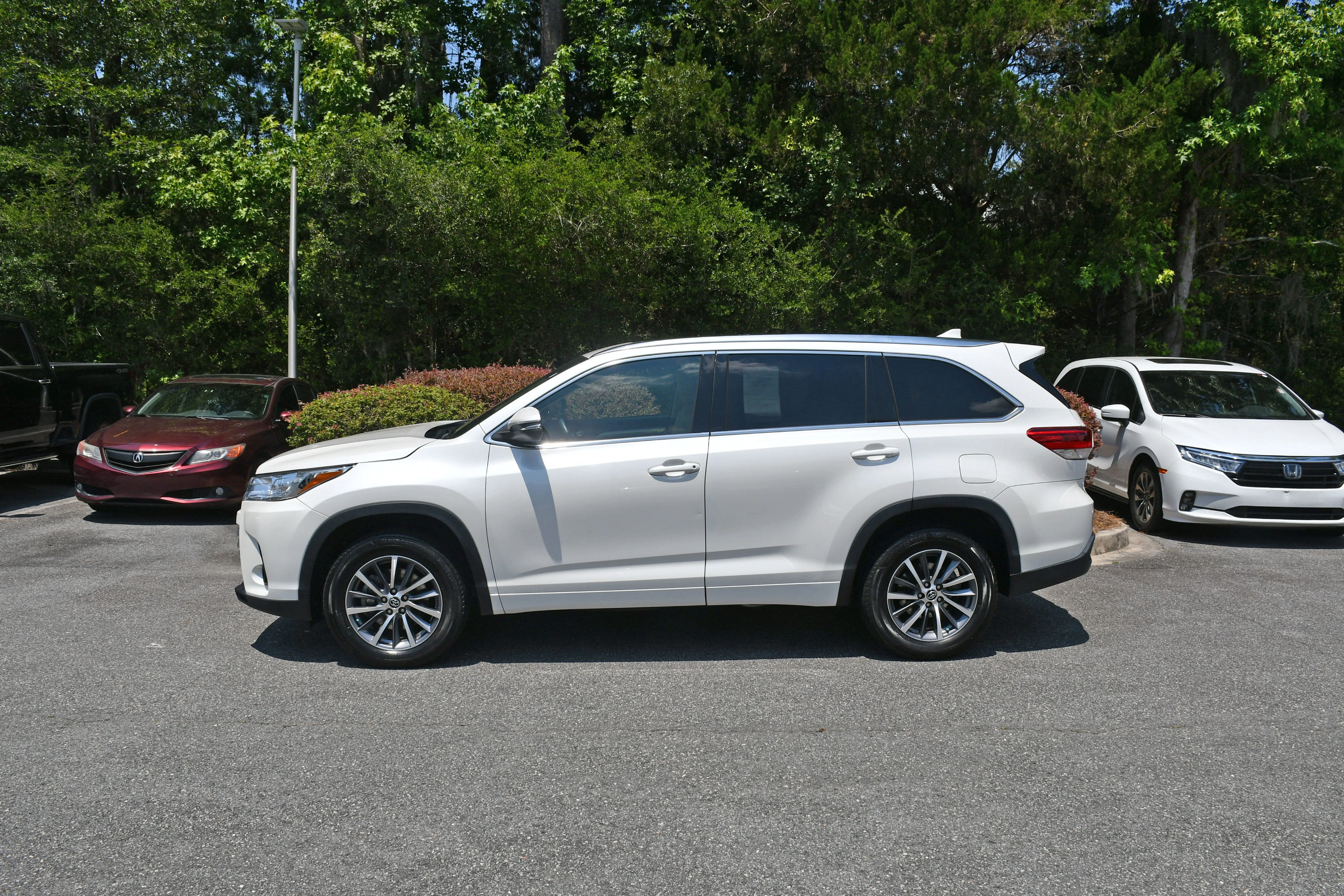 Used 2018 White Toyota XLE image 2