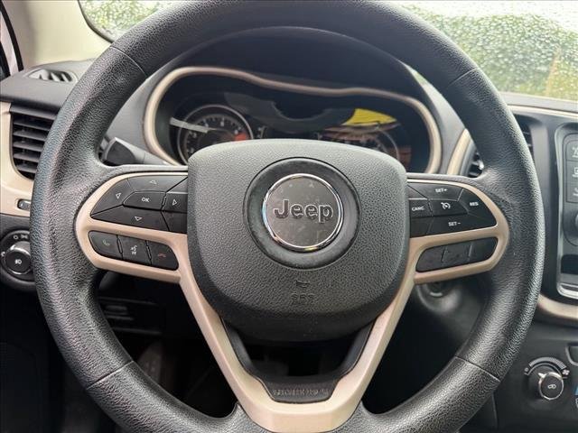 Used 2018 Bright White Clearcoat Jeep Latitude image 12