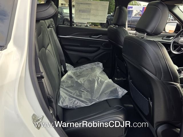 New 2026 Diamond Black Crystal Pearl-Coat Exterior Paint Jeep Laredo image 15
