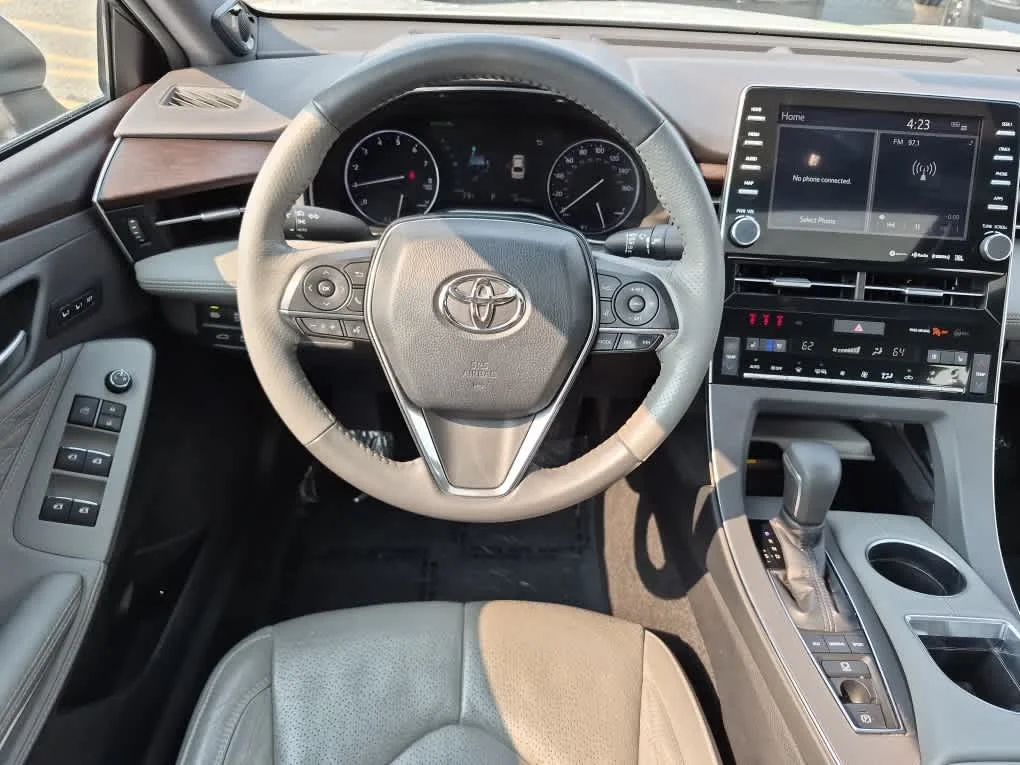 Used 2019 Wind Chill Pearl Toyota Limited image 8