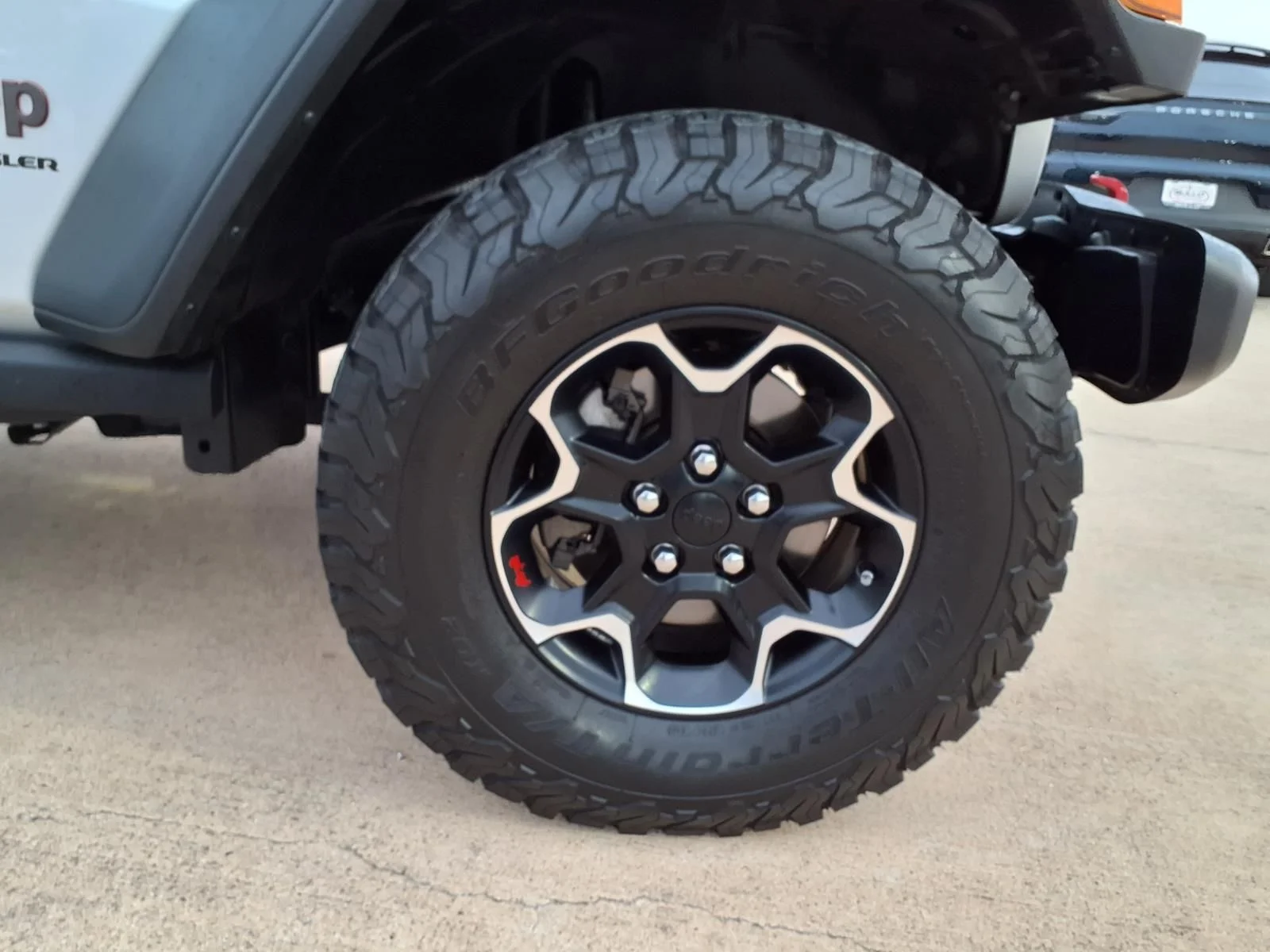 Used 2023 Silver Jeep Rubicon image 9