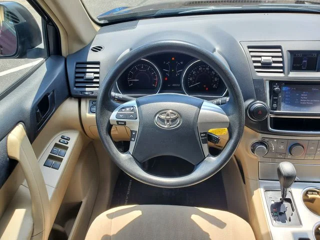 Used 2013 Red Toyota Base image 13