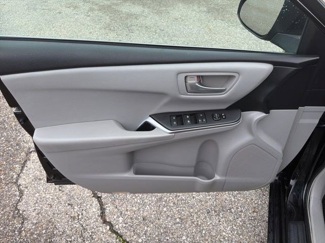 Used 2016 Midnight Black Metallic Toyota LE image 9