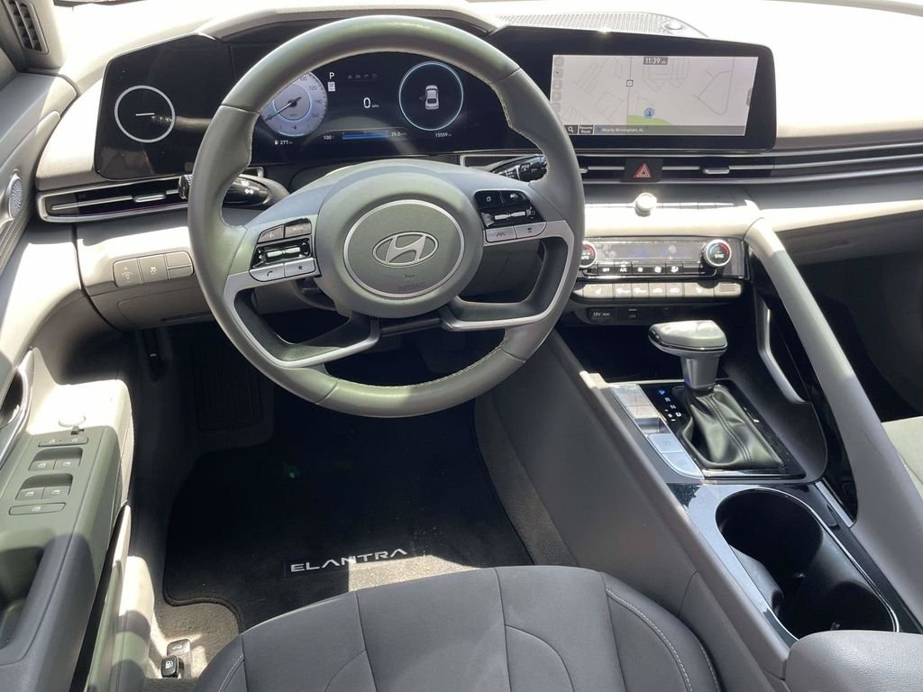 Used 2025 Gray Hyundai SEL Convenience image 8