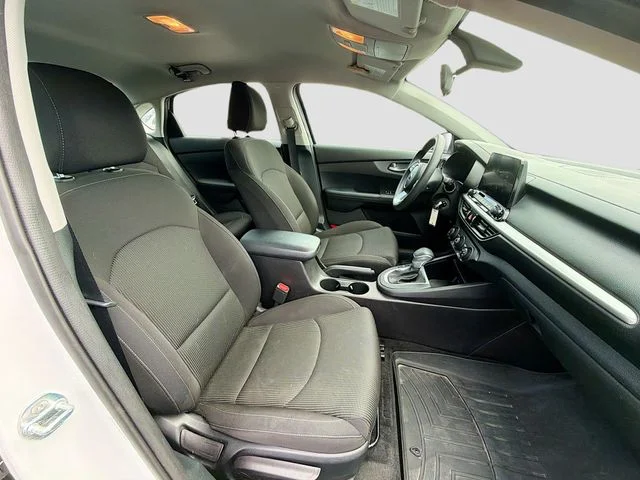 Used 2021 White Kia LXS image 24