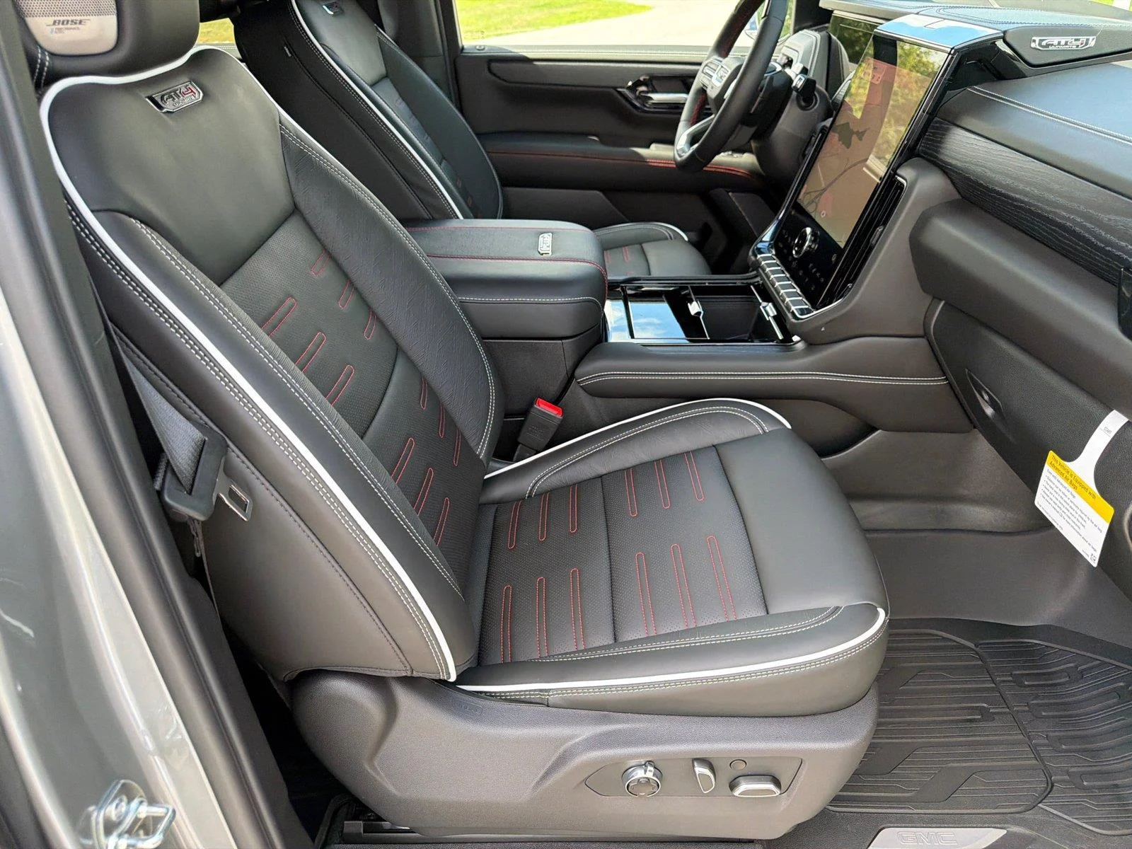 2026 GMC Yukon AT4 Ultimate - Photo 11
