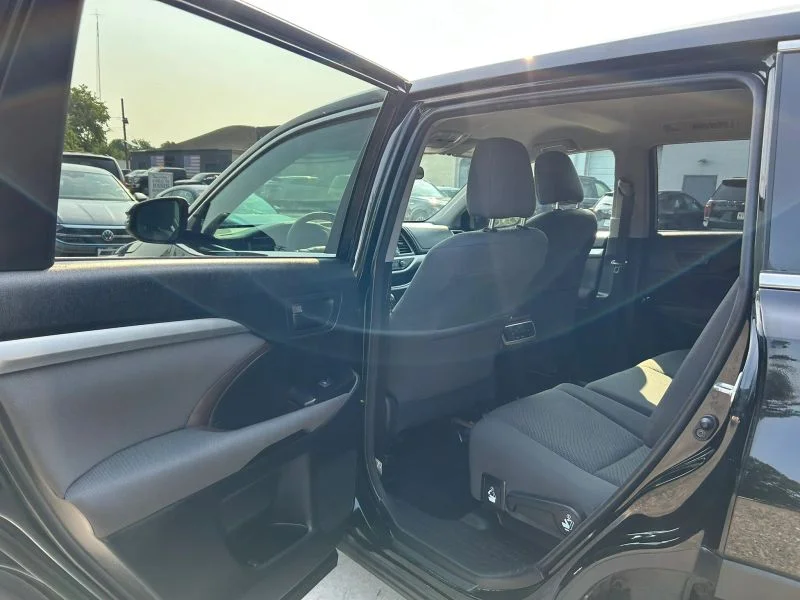 Used 2018 Black Toyota LE Sport Utility 4D image 33