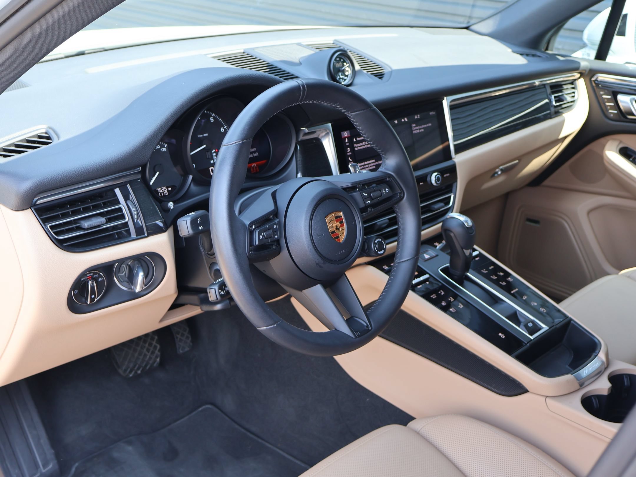 2026 Porsche Macan T - Photo 33