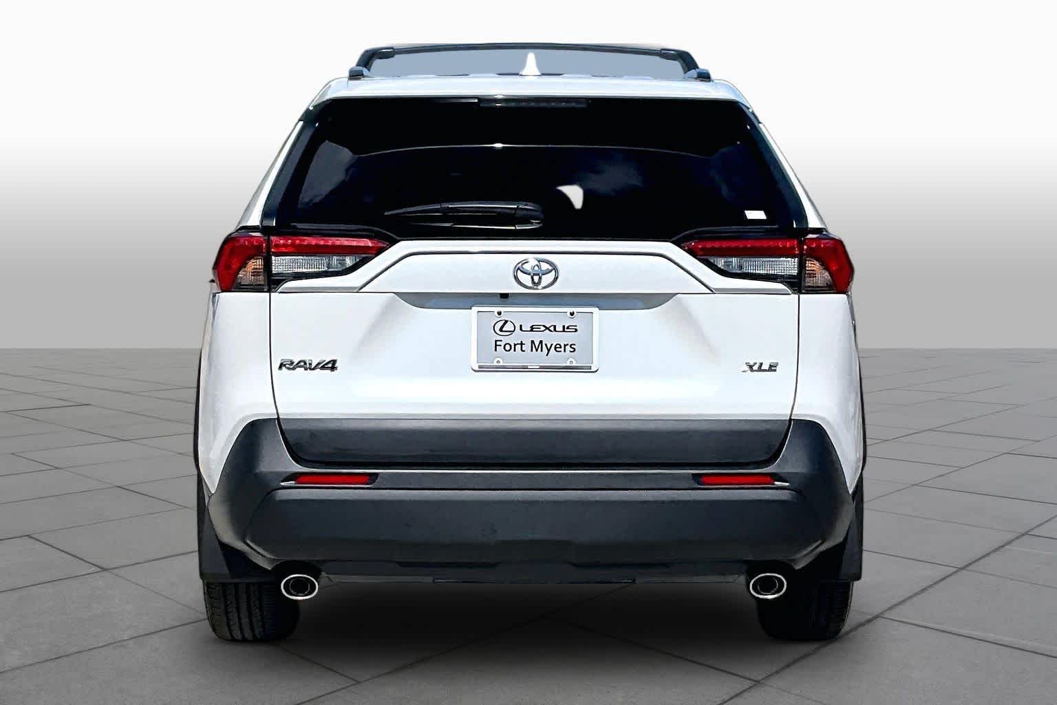 Used 2025 Wind Chill Pearl Toyota XLE Premium image 5