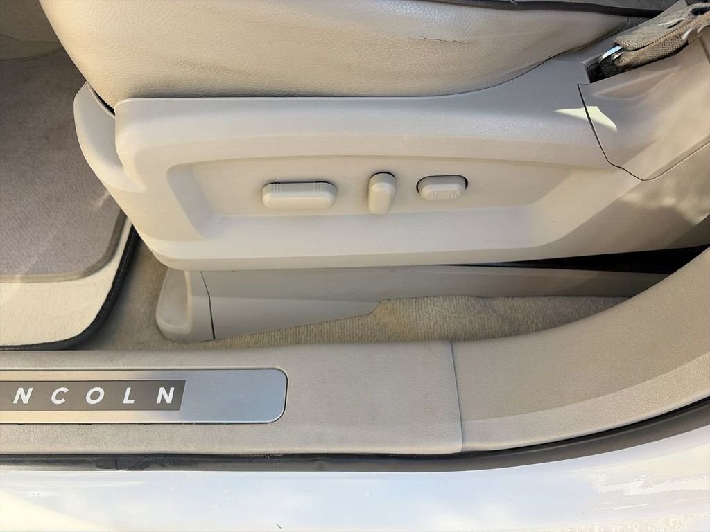Used 2013 White Lincoln Base image 15
