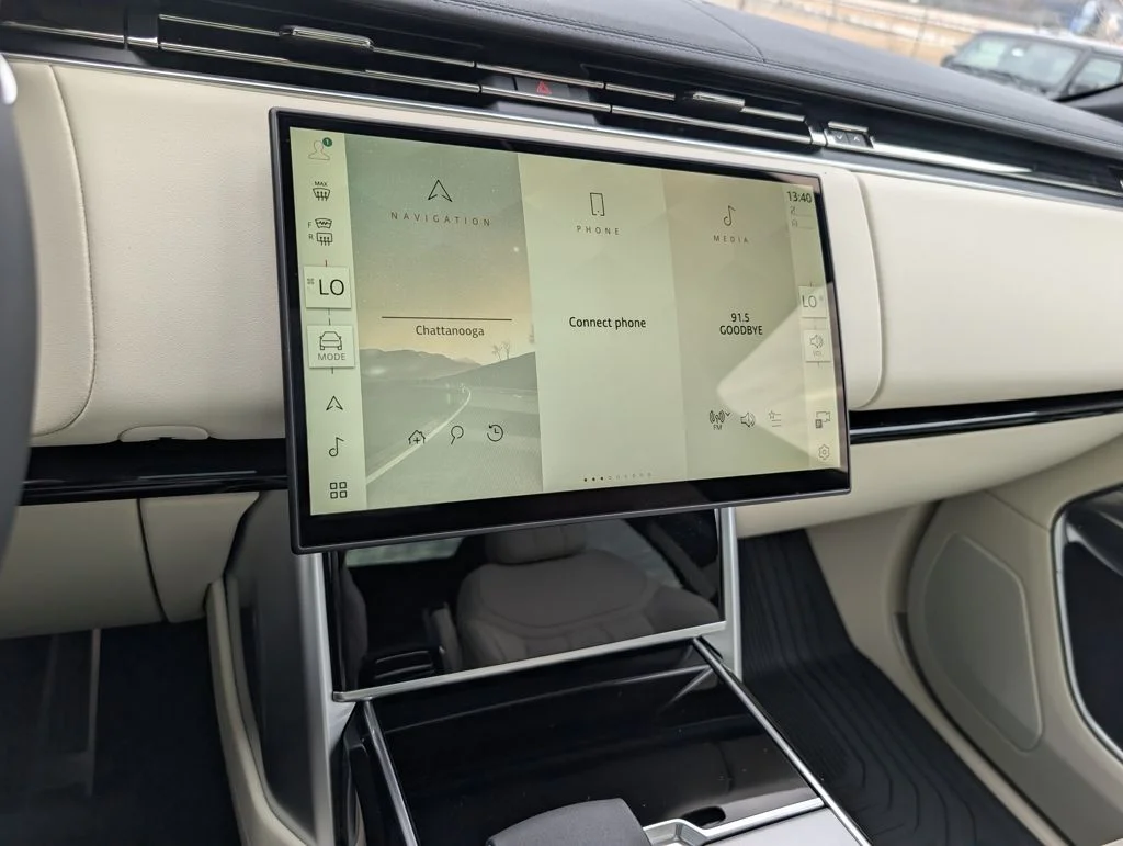 New 2026 Eiger Grey Land Rover SE image 12