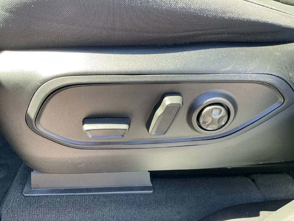 Used 2023 White Jeep Laredo image 27