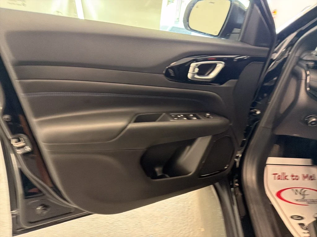 New 2027 Black Jeep Latitude image 12
