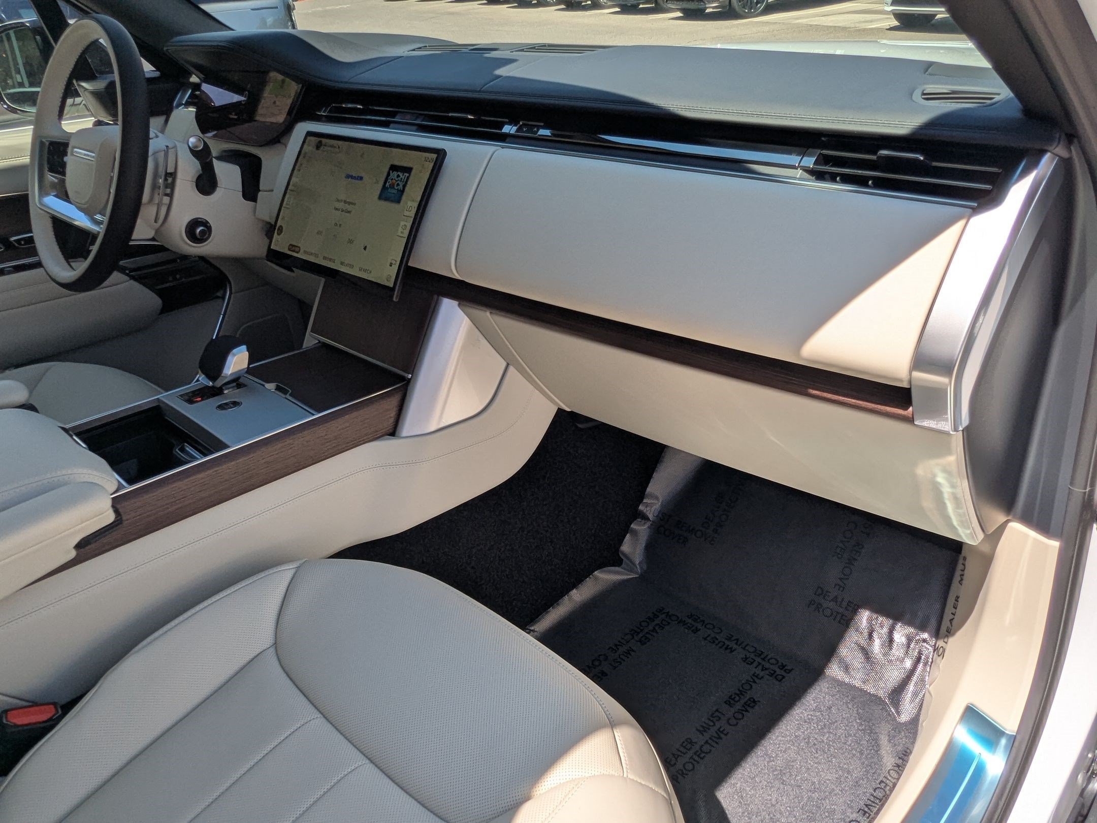 New 2026 Ostuni Pearl White Land Rover P530 SE image 33