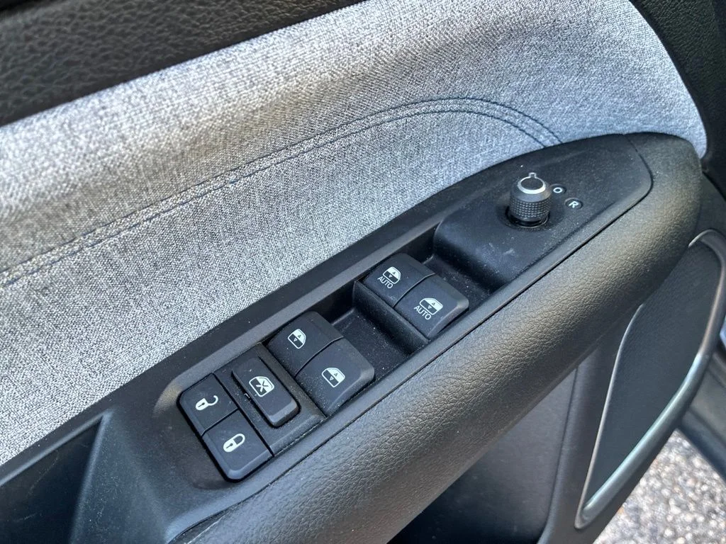 Used 2022 Gray Jeep Latitude image 12