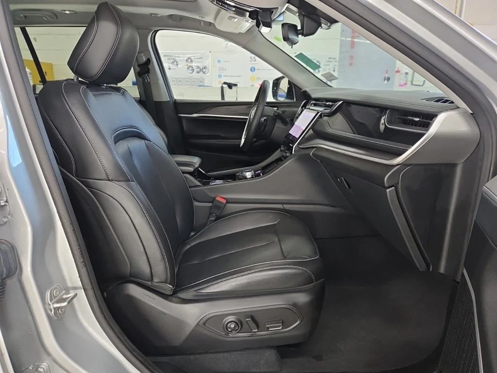 Used 2022 Silver Jeep 4xe image 3
