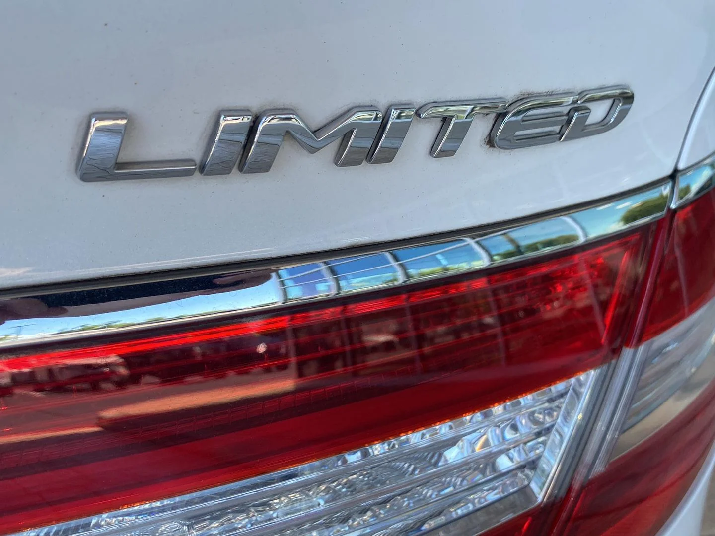 Used 2014 Diamond White Pearl Hyundai Limited image 9
