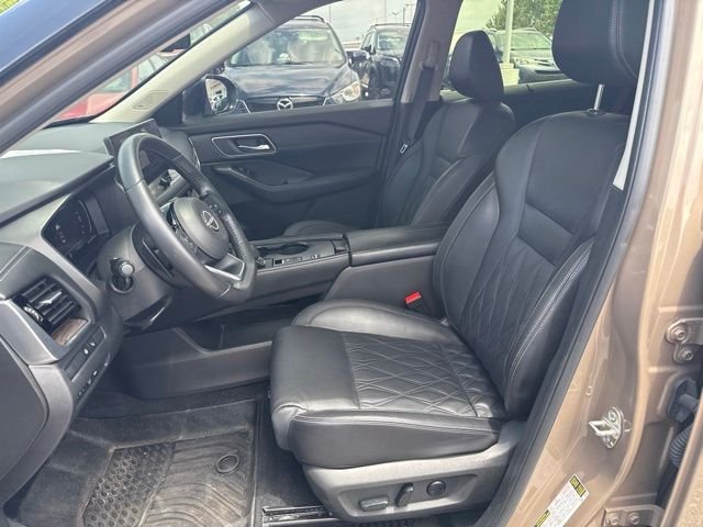 Used 2024 Black Nissan Platinum image 29