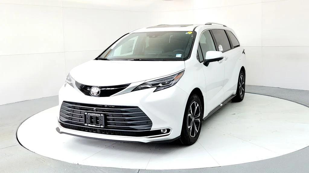New 2026 Wind Chill Pearl Toyota Platinum image 2