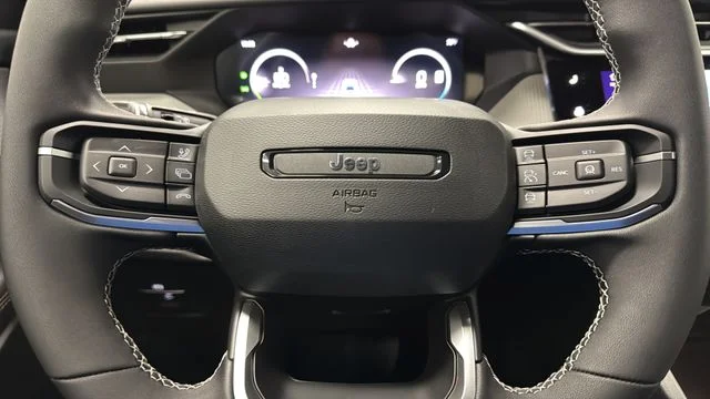 New 2026 Diamond Black Crystal Pearl-Coat Exterior Paint Jeep Limited image 15