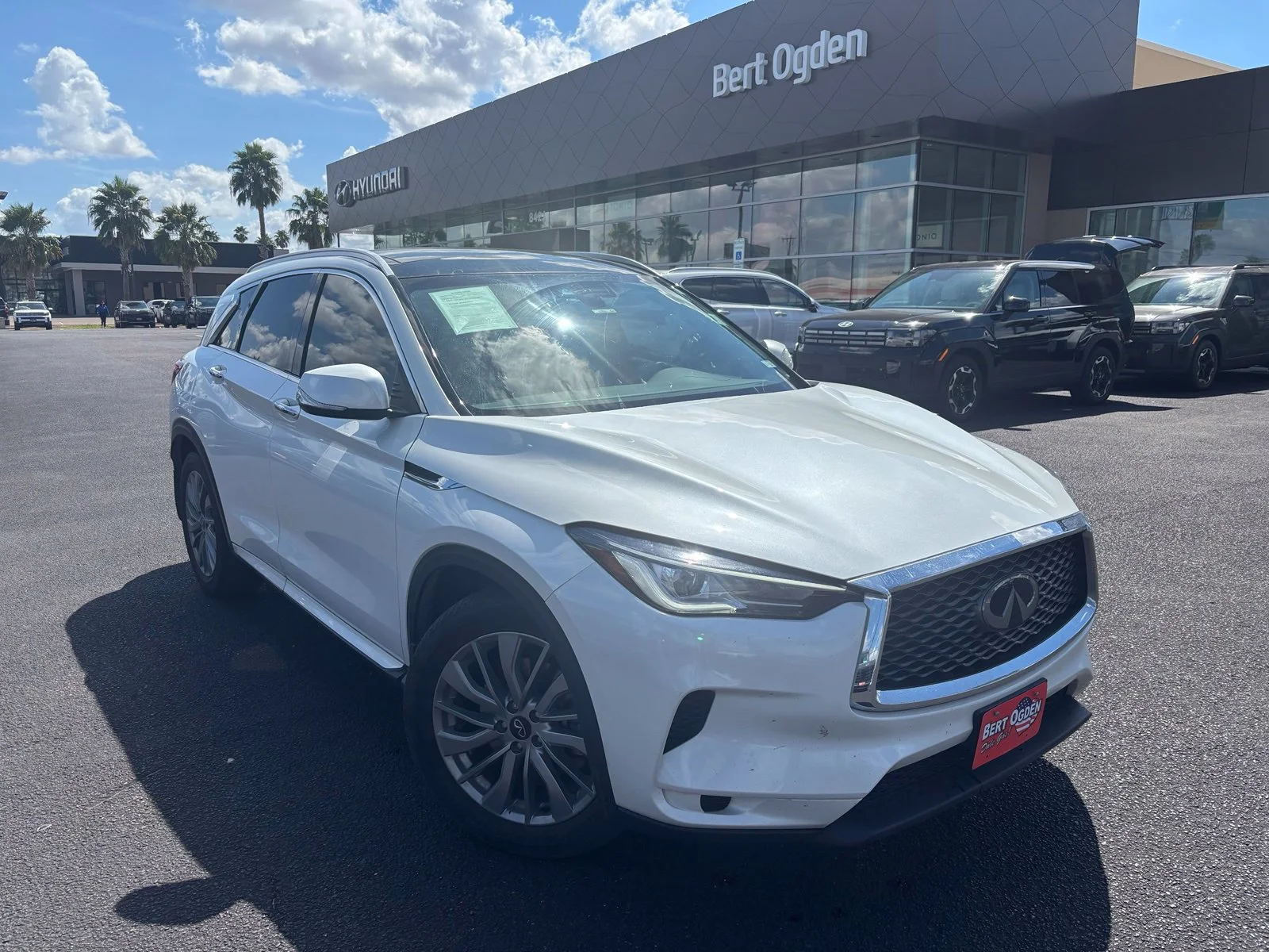 Used 2023 White INFINITI LUXE image 1