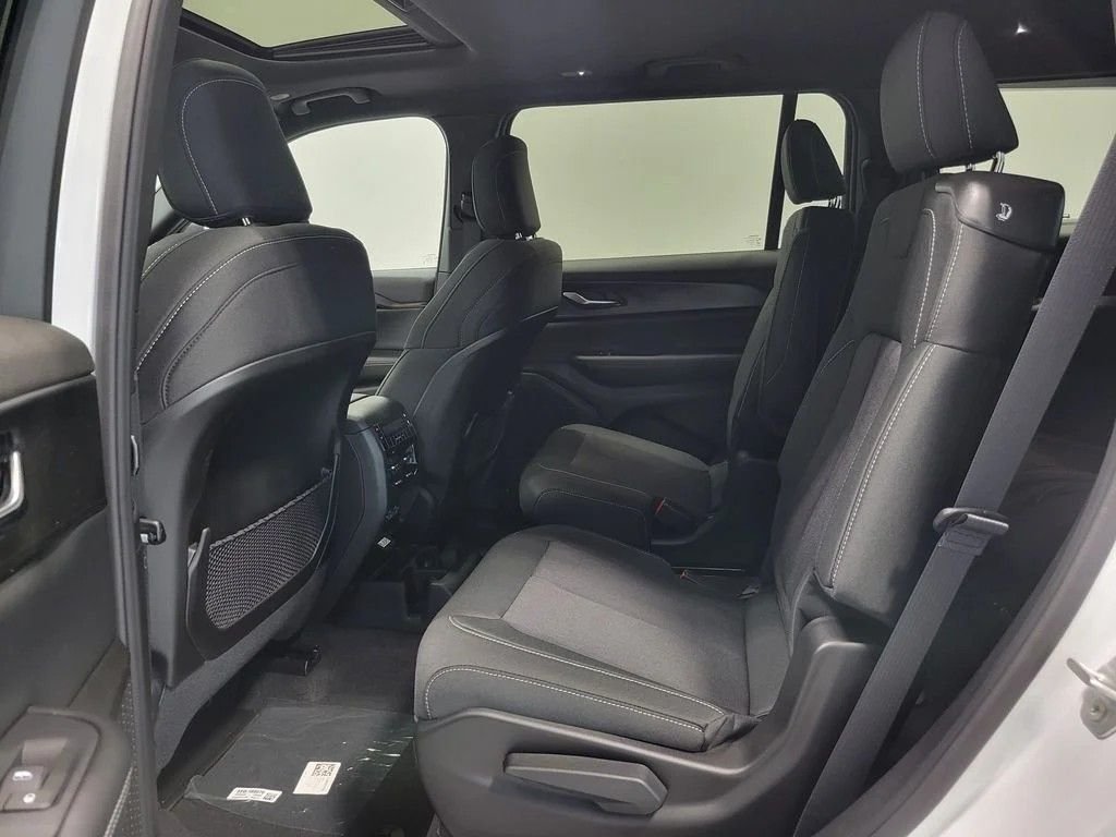 New 2026 Bright White Clear-Coat Exterior Paint Jeep Laredo X image 10