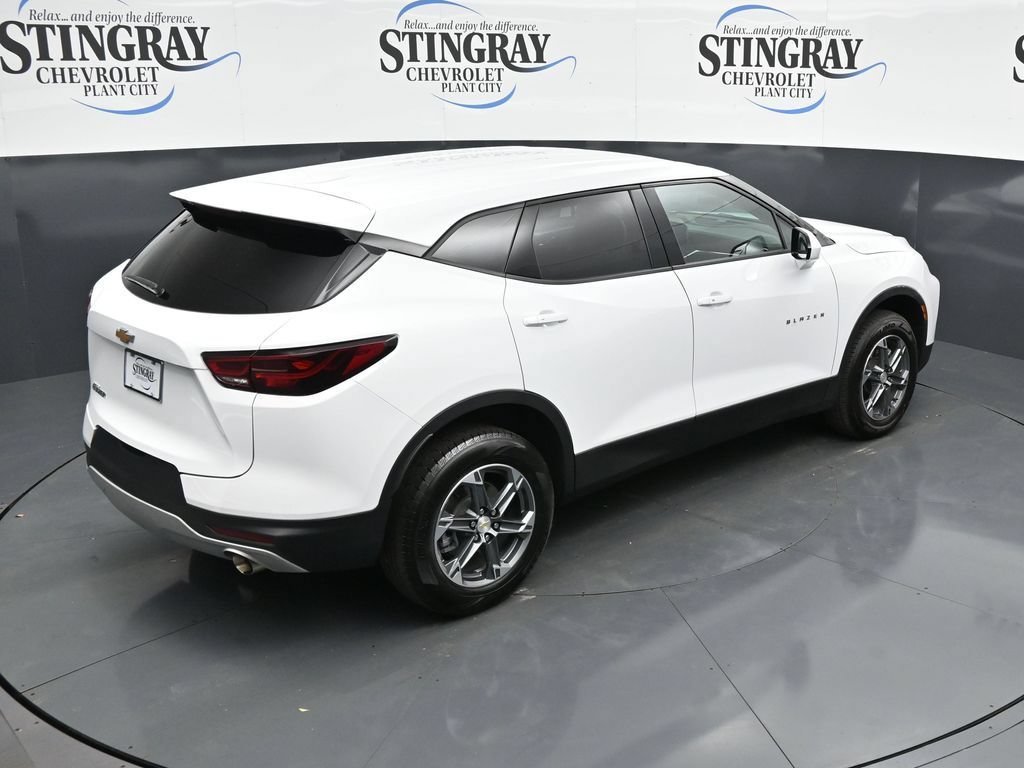 Used 2025 Summit White Chevrolet 2LT image 27