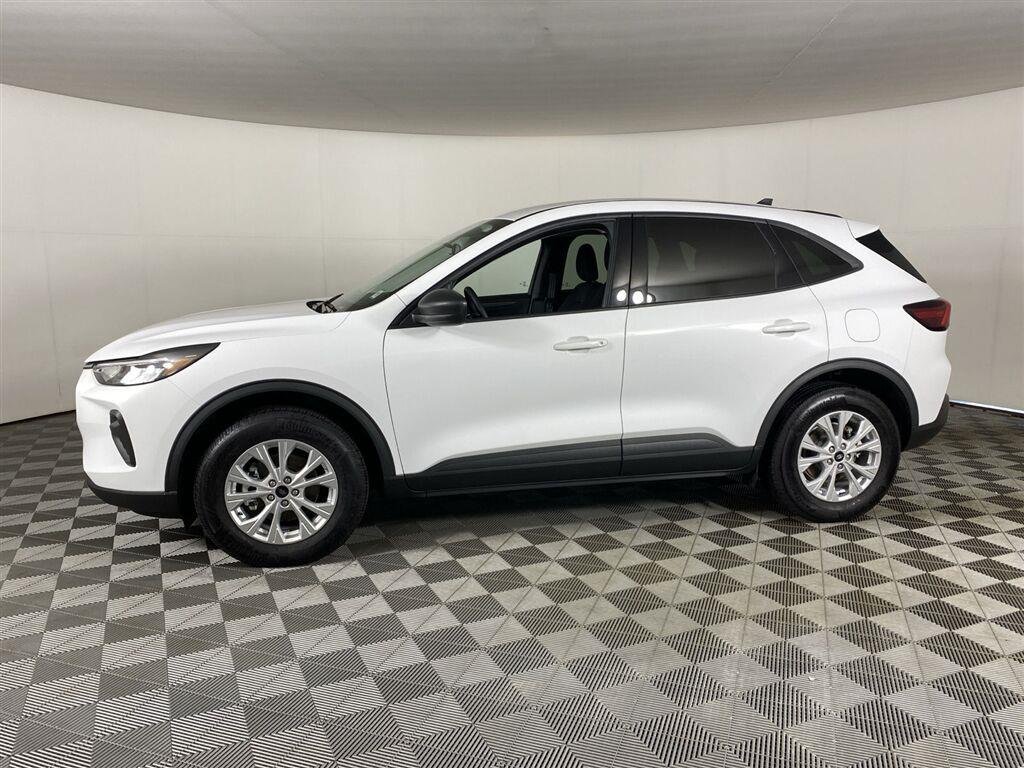 Used 2025 Oxford White Ford Active image 7