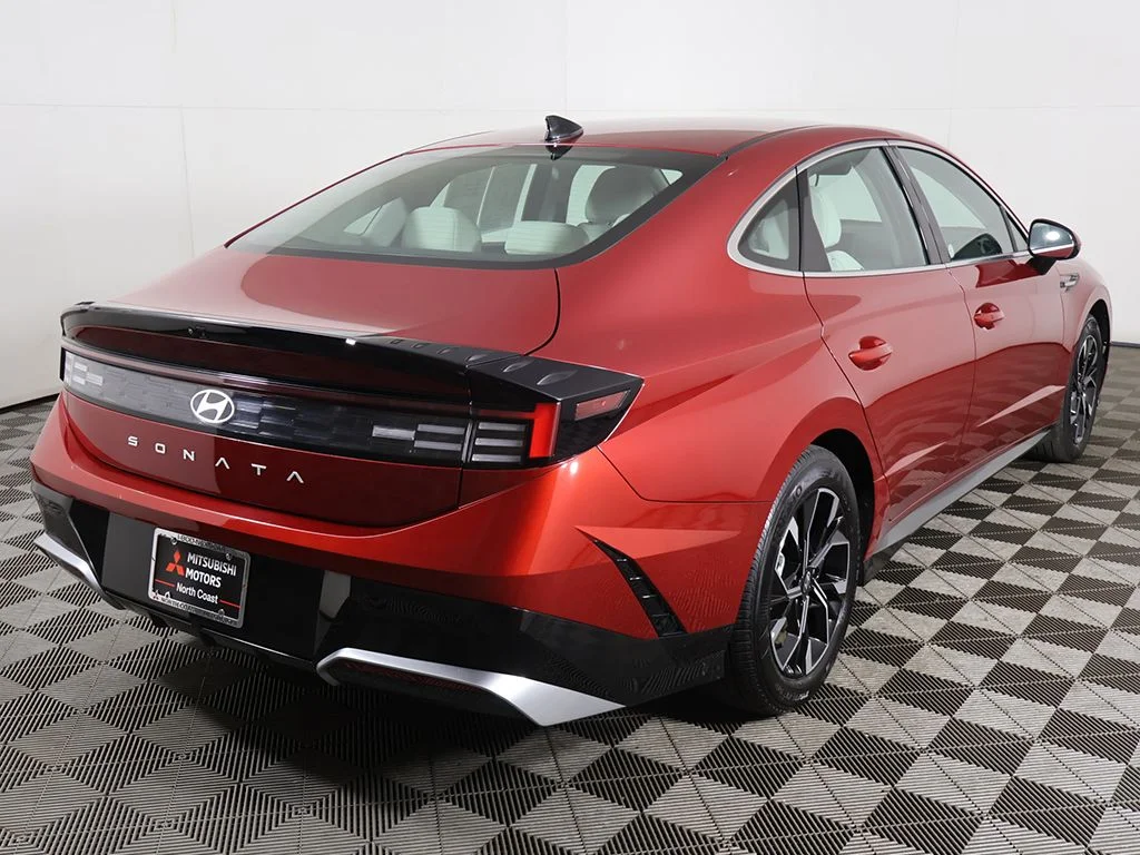 Used 2025 Red Hyundai SEL image 9