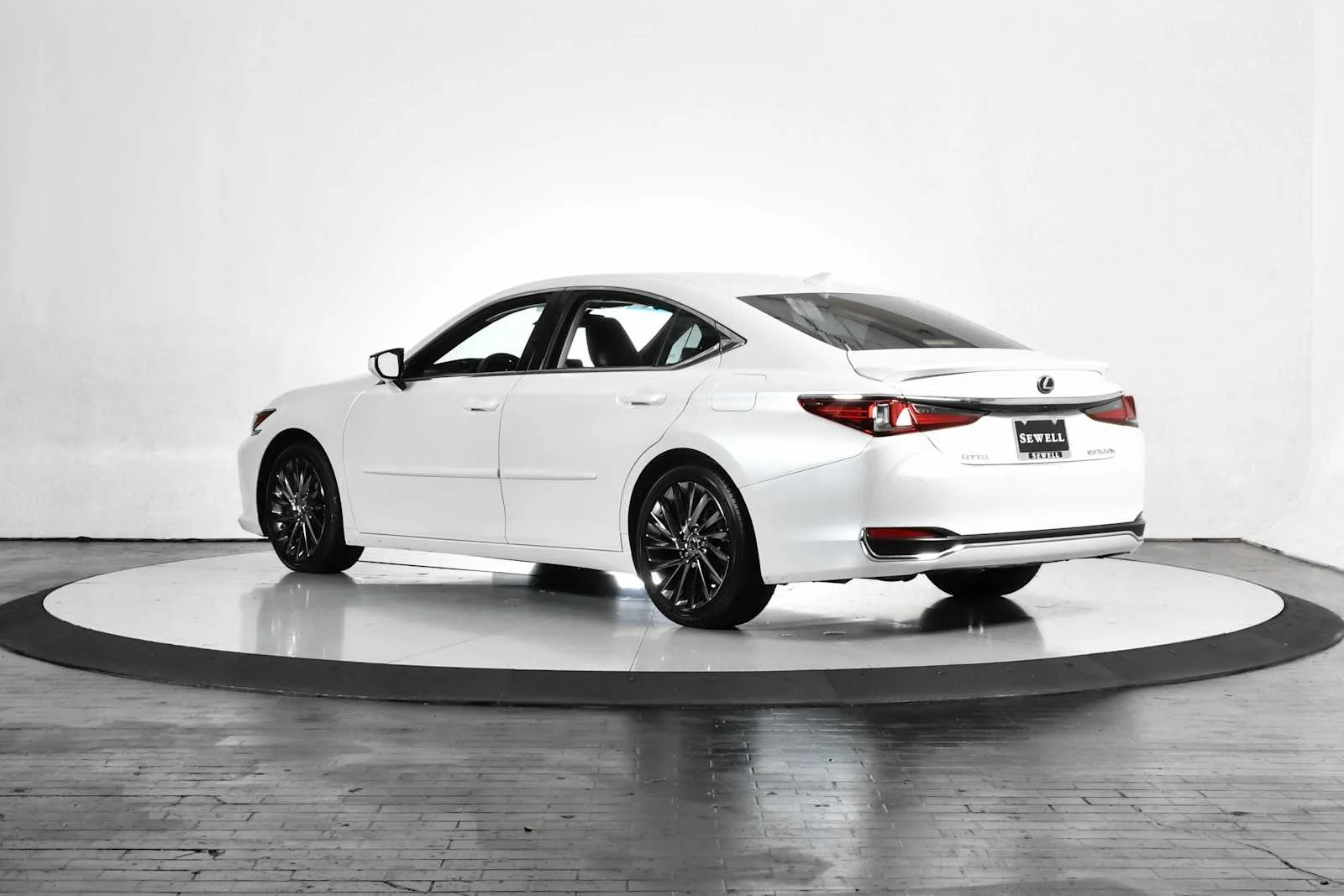 Certified Used 2024 EMINENT WHITE PEARL Lexus Ultra Luxury image 4